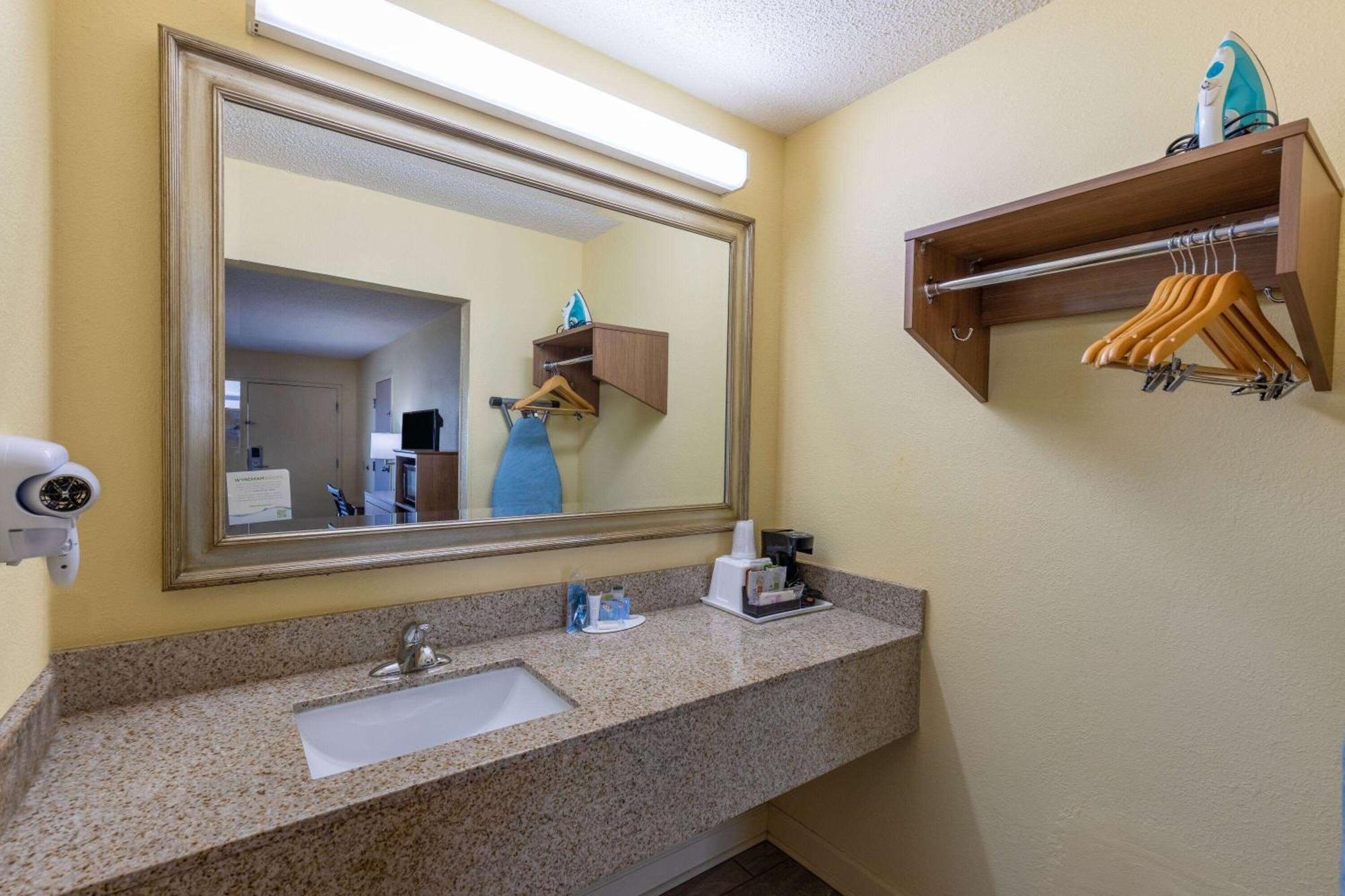 Days Inn By Wyndham Florence/I-95 North Luaran gambar